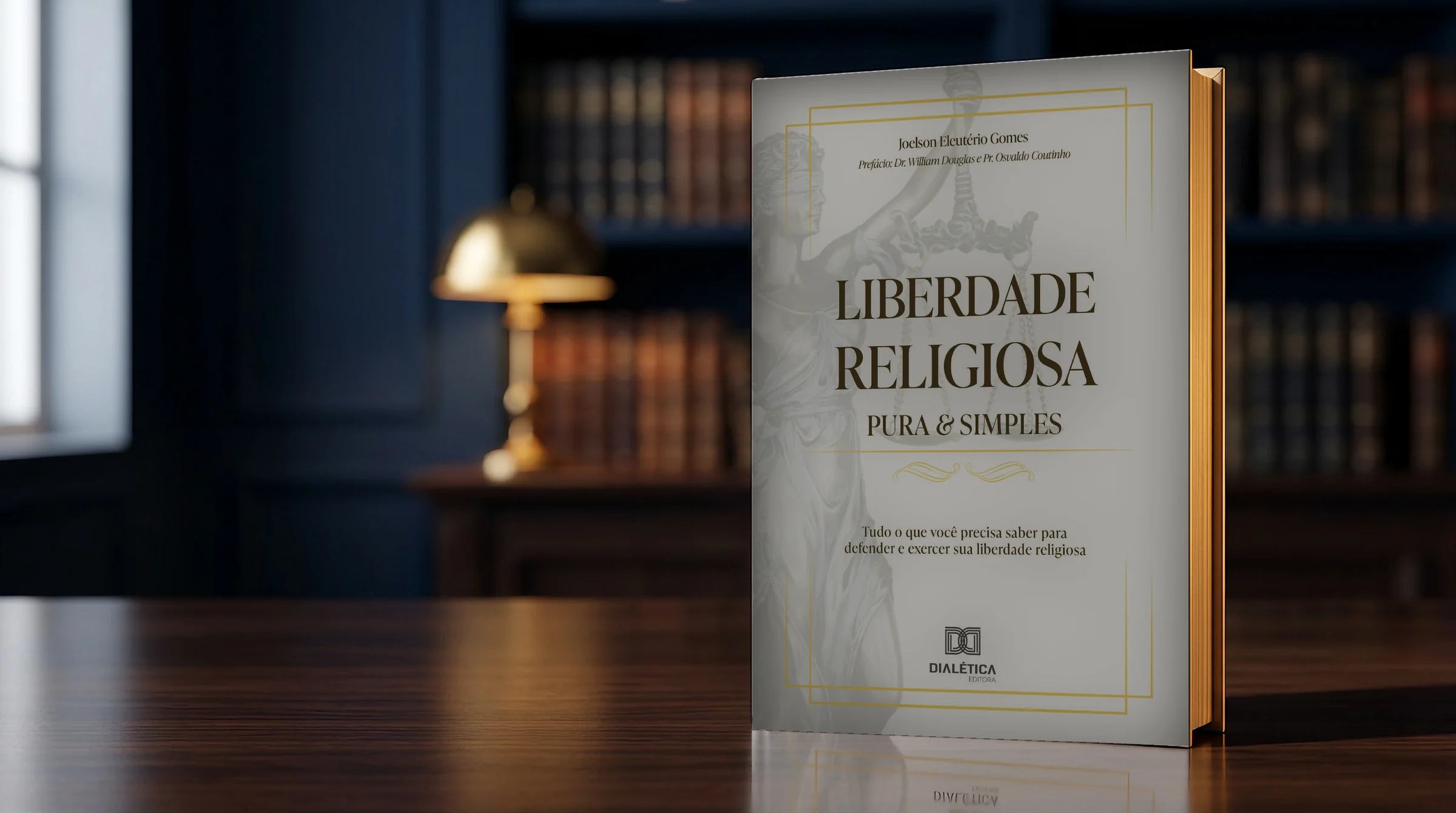 O livro Liberdade Religiosa: Pura & Simples sobre a mesa de um escritório de advocacia